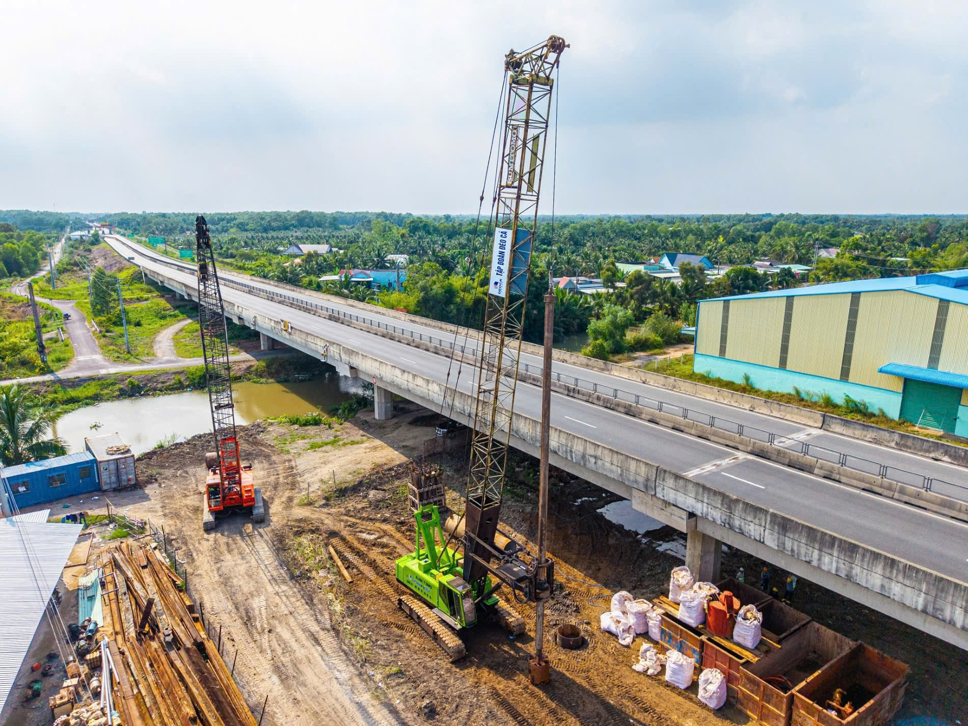 Hàng ngàn công nhân bám công trường tại các dự án trọng điểm dịp nghỉ lễ 30-4, 1-5 - Ảnh 8