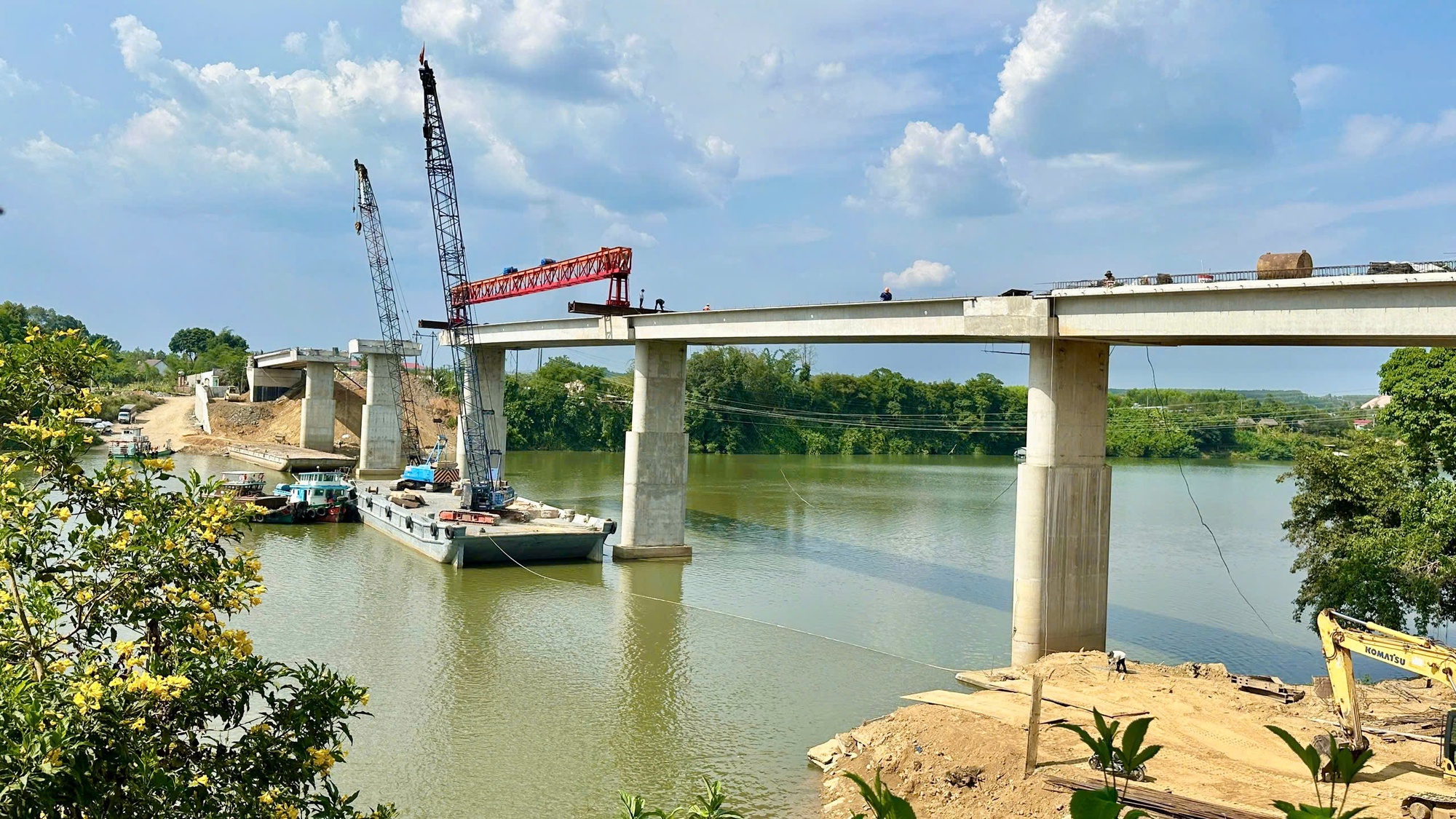 Cận cảnh cây cầu bắc qua sông Đồng Nai kết nối với TPHCM - Ảnh 1