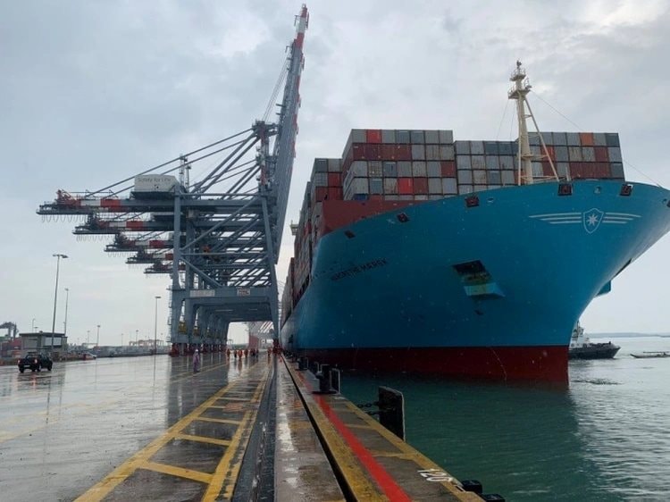 Khoảnh khắc Việt Nam lần đầu tiên đón siêu tàu container lớn nhất thế giới, dài gấp 5 lần máy bay Airbus A380 cập cảng - Ảnh 1