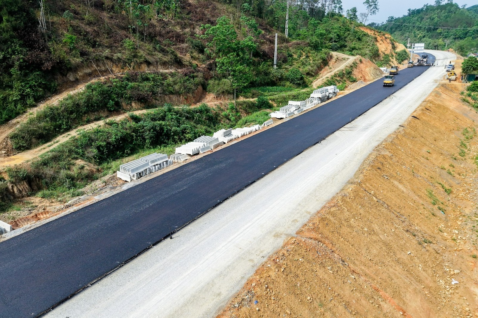 Hàng ngàn công nhân bám công trường tại các dự án trọng điểm dịp nghỉ lễ 30-4, 1-5 - Ảnh 5