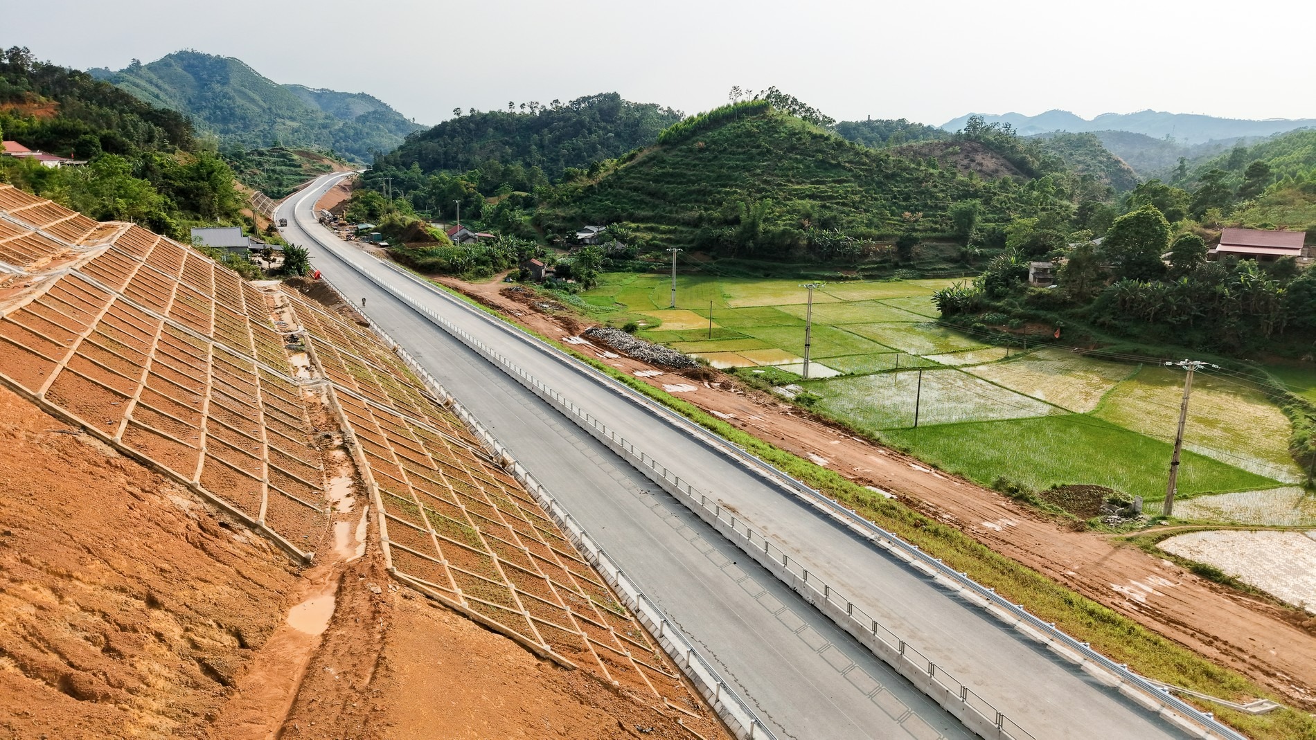 Hàng ngàn công nhân bám công trường tại các dự án trọng điểm dịp nghỉ lễ 30-4, 1-5 - Ảnh 6