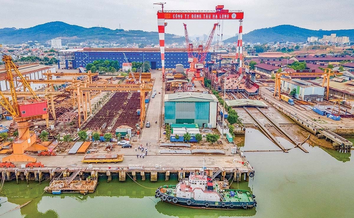2.400 công nhân ở Quảng Ninh dồn lực đóng 19 con tàu hơn 5.500 tỷ đồng: Có sân bay trực thăng, du thuyền 120m - Ảnh 1