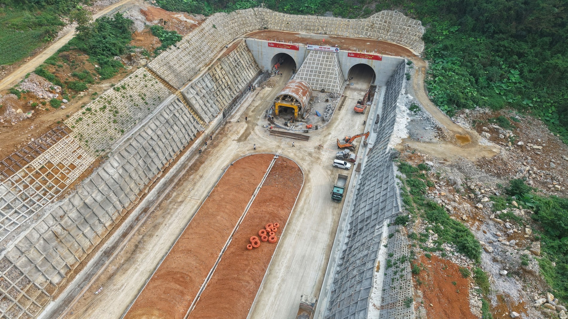Hàng ngàn công nhân bám công trường tại các dự án trọng điểm dịp nghỉ lễ 30-4, 1-5 - Ảnh 3