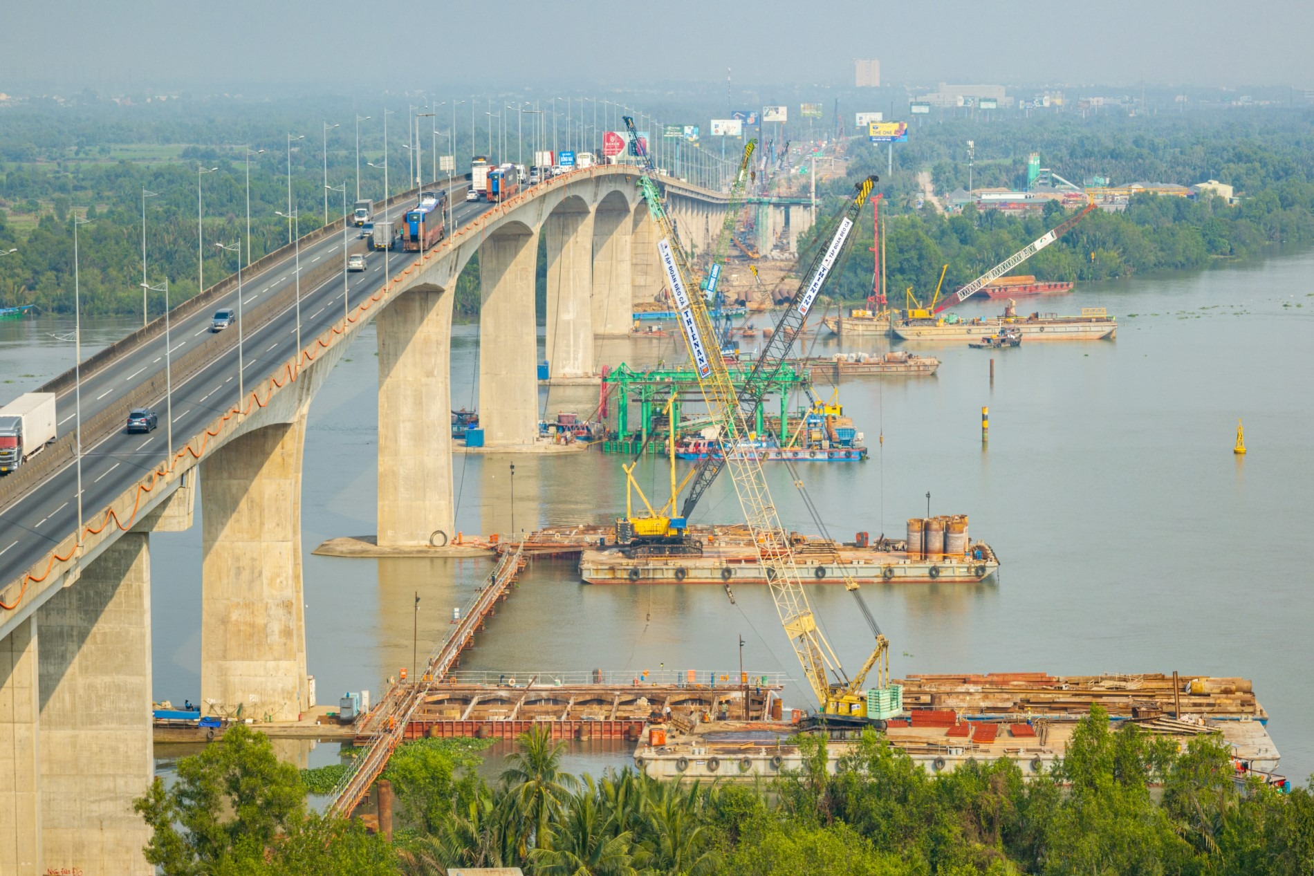 Hàng ngàn công nhân bám công trường tại các dự án trọng điểm dịp nghỉ lễ 30-4, 1-5 - Ảnh 9