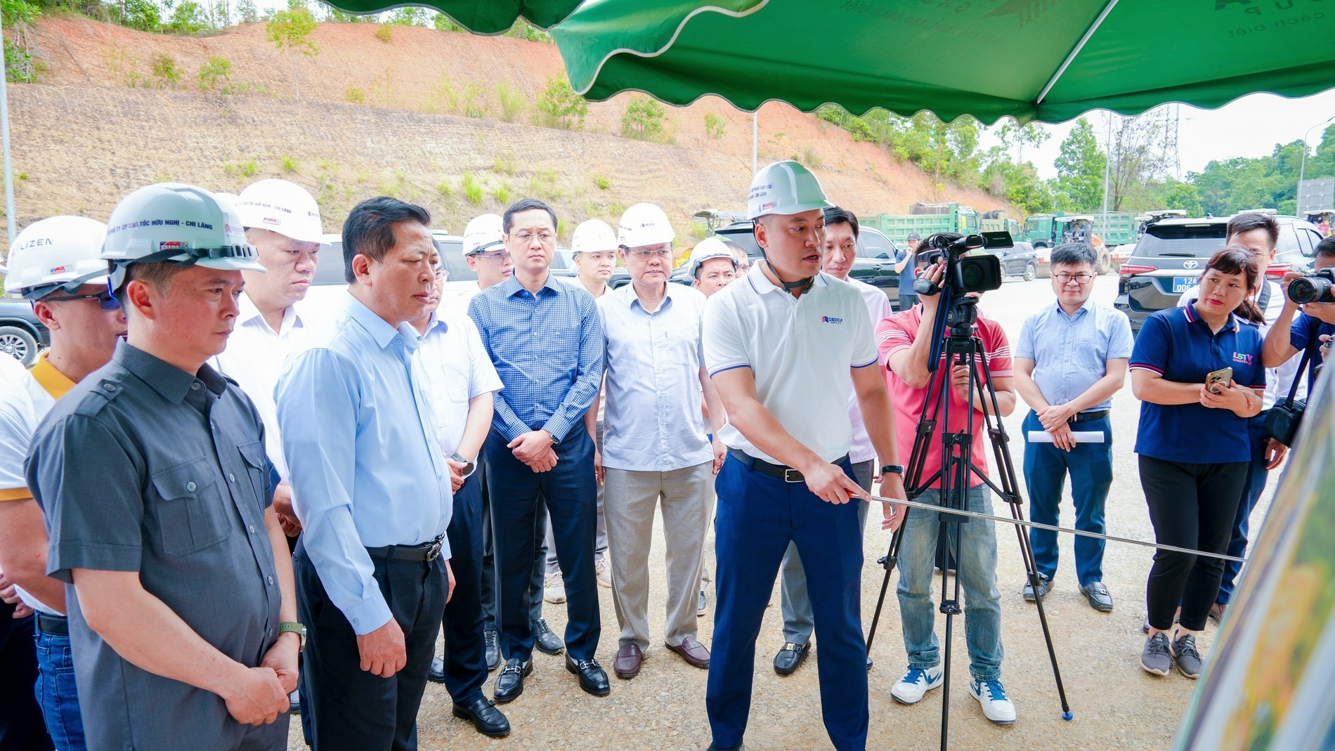 Huy động 2.600 người, 1.200 thiết bị cho dự án cao tốc dài 60km, liên danh Đèo Cả chỉ còn hơn 1 tuần để hoàn thành đoạn tuyến quan trọng - Ảnh 1