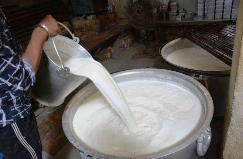 Đột kích một nhà máy, công an triệt phá đường dây sản xuất sữa giả, tịch thu hàng trăm lít hóa chất và máy trộn công nghiệp - Ảnh 1