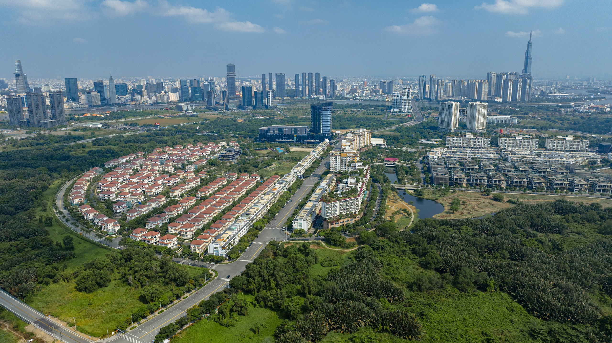 Cận cảnh những khu biệt thự chỉ dành cho giới nhà giàu tại TPHCM, có dự án giá lên đến vài trăm tỷ mỗi căn - Ảnh 1