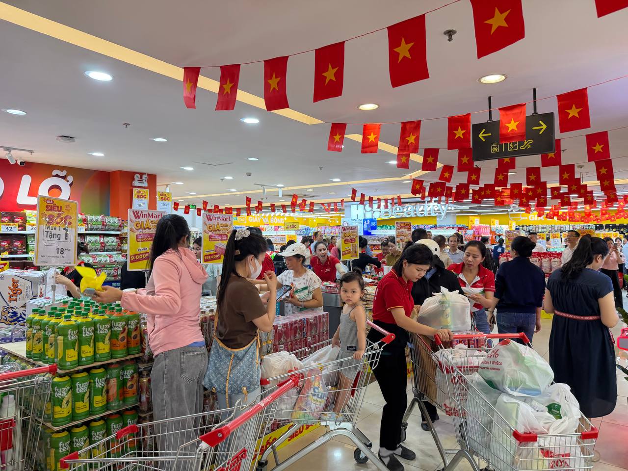 Dòng người đổ về siêu thị, trung tâm thương mại mua sắm - Ảnh 2
