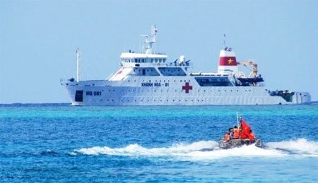 Siêu tàu bệnh viện 2.000 tấn giữa biển Đông do Việt Nam đóng, cứu người ngay cả khi bão cấp 10 - Ảnh 1