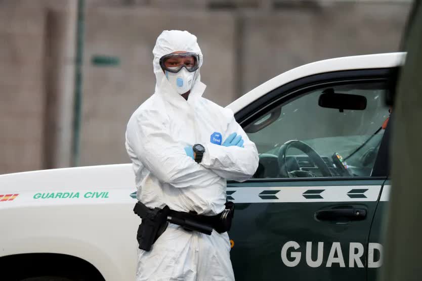 Du thuyền bùng phát dịch virus Hanta đã cập bến đất liền sau cả tháng mắc kẹt trên biển, 147 người ngay lập tức được cách ly - Ảnh 3
