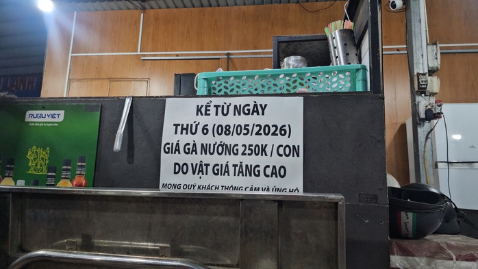 Từ quán cơm đến cà phê lề đường đều than khó giữ giá bán như cũ - Ảnh 1