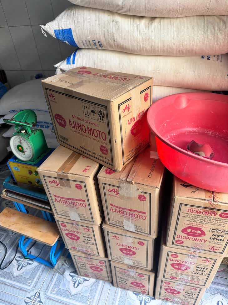 Đột kích một kho hàng, công an phát hiện đường dây sản xuất bột ngọt Ajinomoto giả, hơn 4 tấn đã tuồn ra thị trường - Ảnh 4