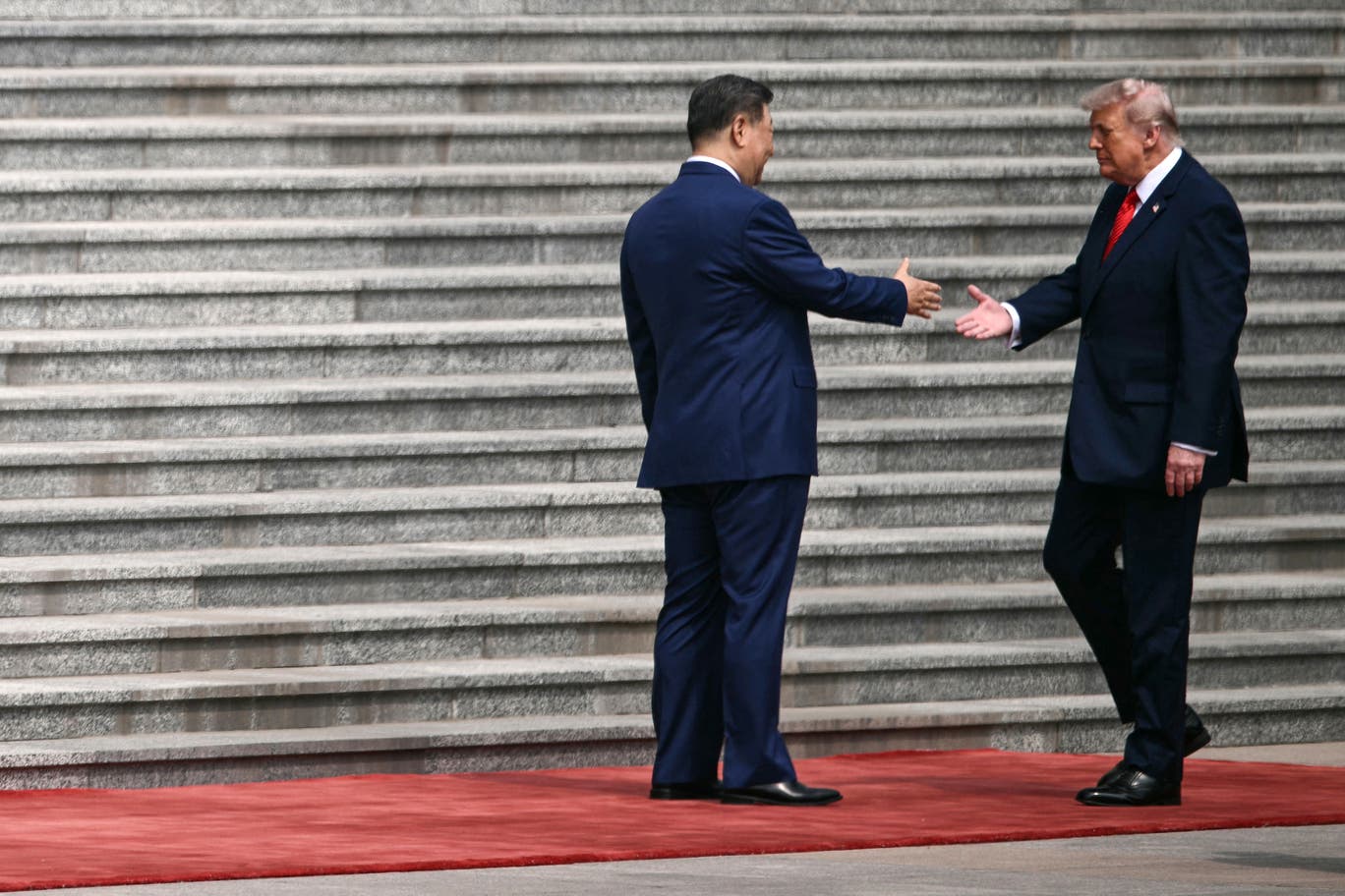 10 giây, 5 cú vỗ của ông Trump khi bắt tay ông Tập: Giải mã thông điệp ẩn - Ảnh 1