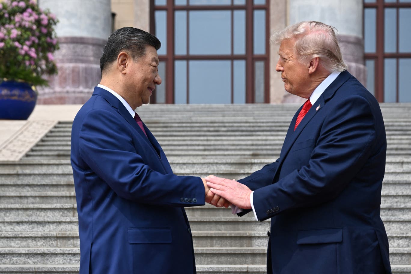 10 giây, 5 cú vỗ của ông Trump khi bắt tay ông Tập: Giải mã thông điệp ẩn - Ảnh 3