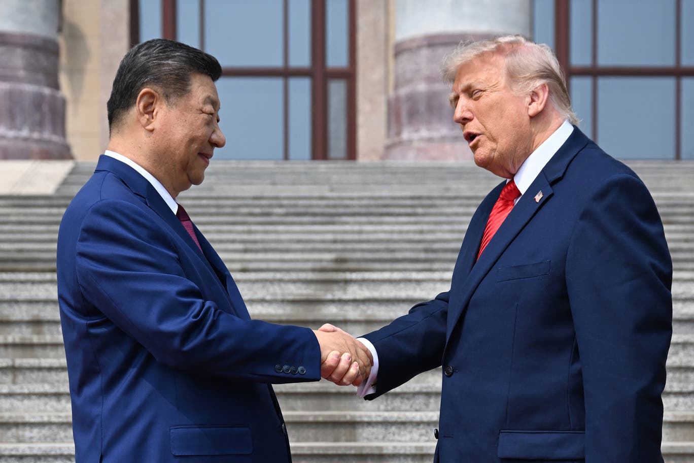 10 giây, 5 cú vỗ của ông Trump khi bắt tay ông Tập: Giải mã thông điệp ẩn - Ảnh 2