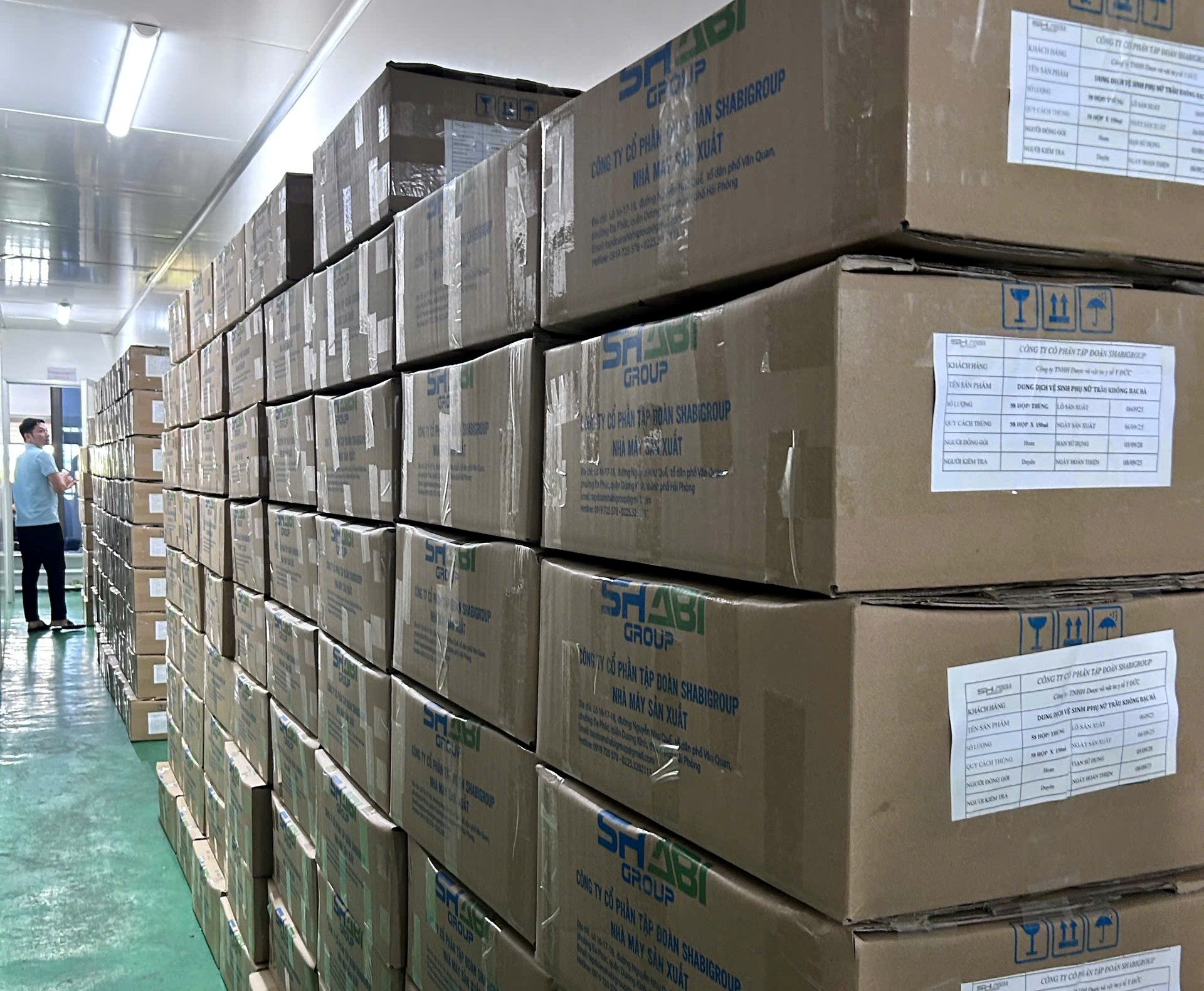 Nóng: 13.000 chai dung dịch vệ sinh phụ nữ giả, suýt vào tay người tiêu dùng - Ảnh 1
