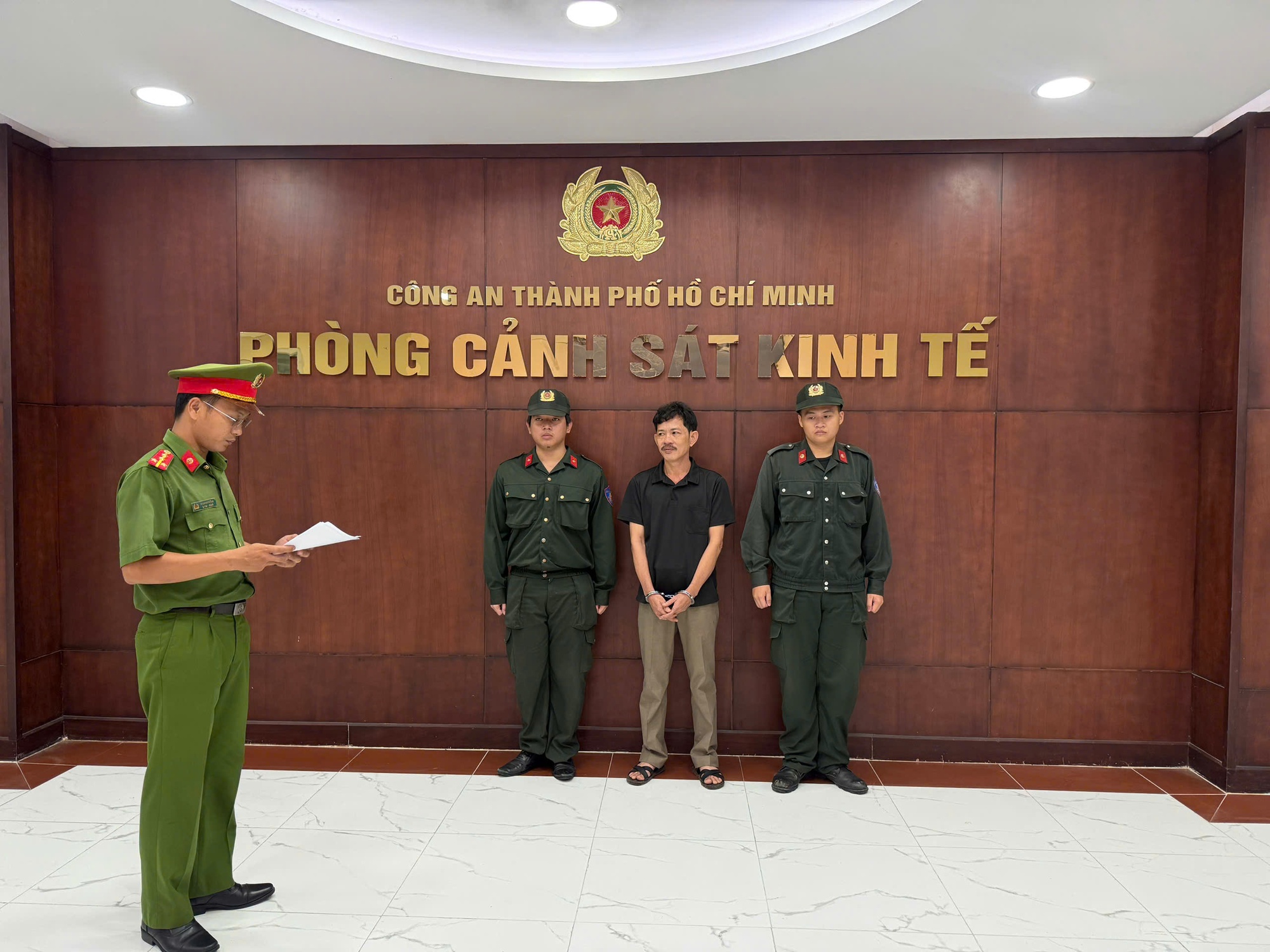 Công an TPHCM bắt giám đốc Công ty Tư vấn Đầu tư Thương mại Cửu Long - Ảnh 1