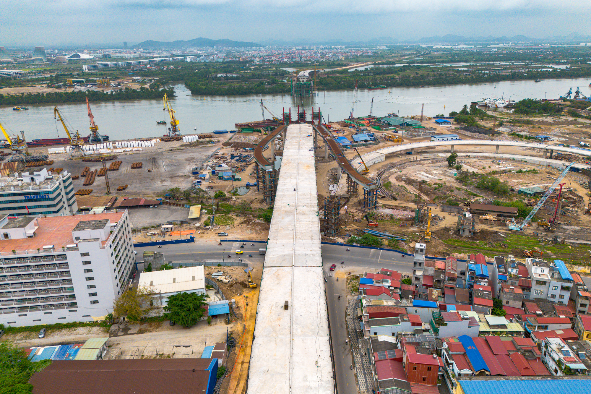 Toàn cảnh công trường cầu dây văng rộng nhất Hải Phòng: Tháp cao bằng tòa nhà 40 tầng, nằm sát vách dự án hơn 2 tỷ USD của Vingroup - Ảnh 3
