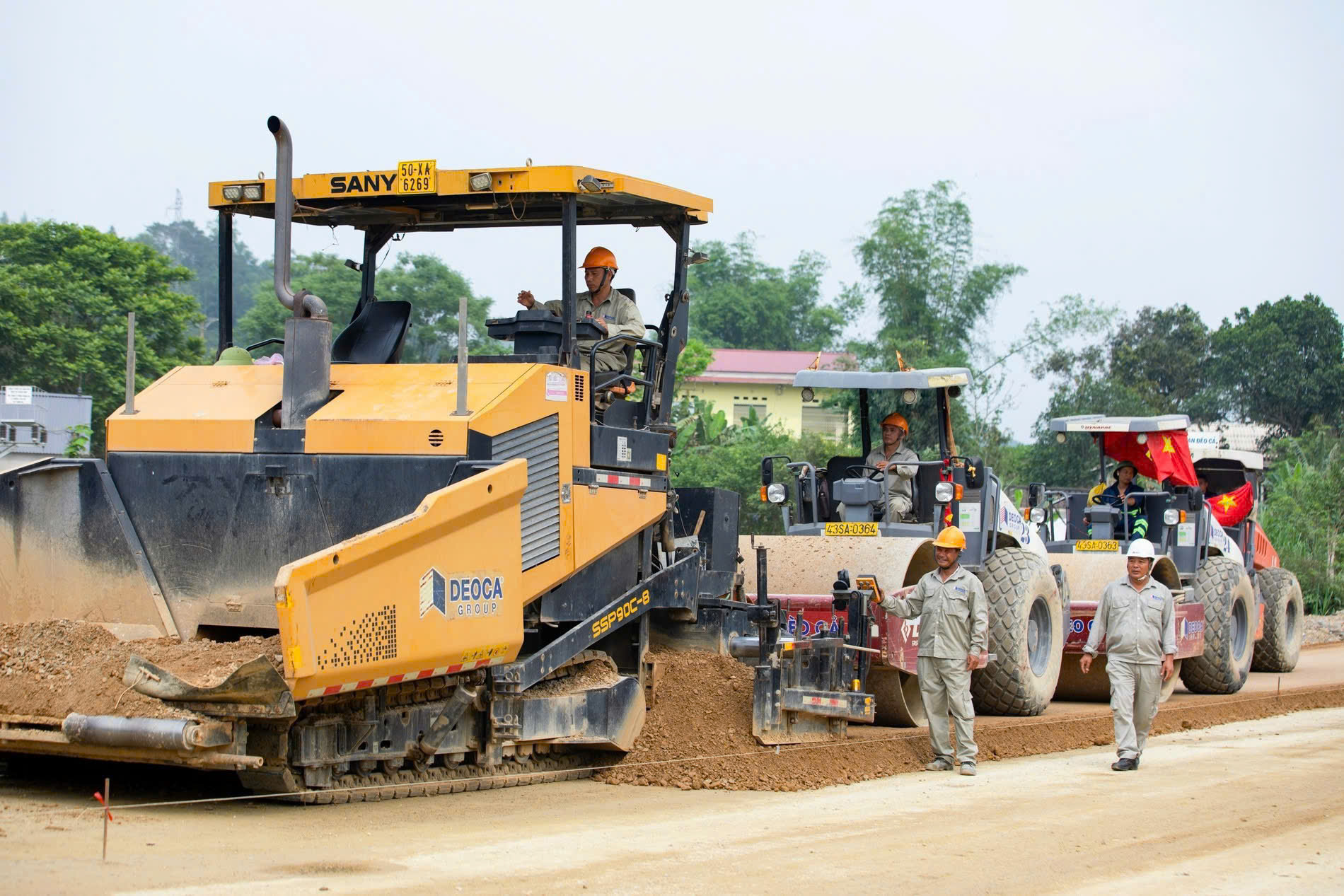 Hàng ngàn công nhân bám công trường tại các dự án trọng điểm dịp nghỉ lễ 30-4, 1-5 - Ảnh 1