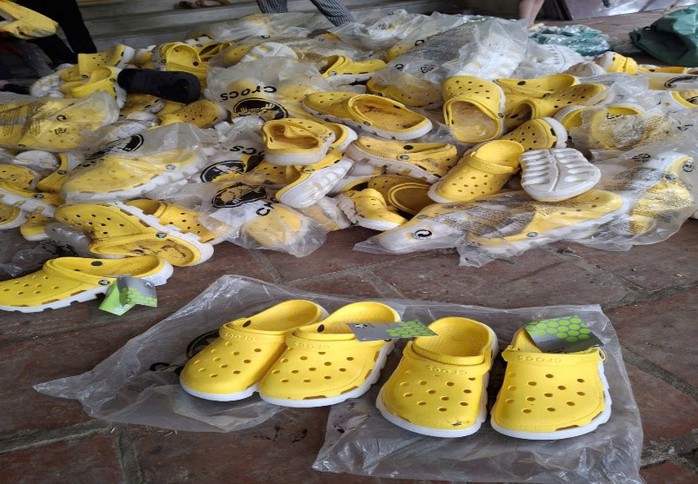 Bán 372 đôi dép Crocs giả thương hiệu, 2 hộ kinh doanh bị xử phạt - Ảnh 2