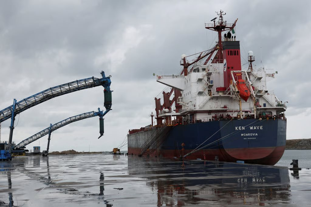 “Khi cả thế giới quay lưng, chỉ có Trung Quốc đến với chúng tôi”: Nhà máy lọc dầu 650.000 thùng sừng sững mọc lên - Ảnh 2
