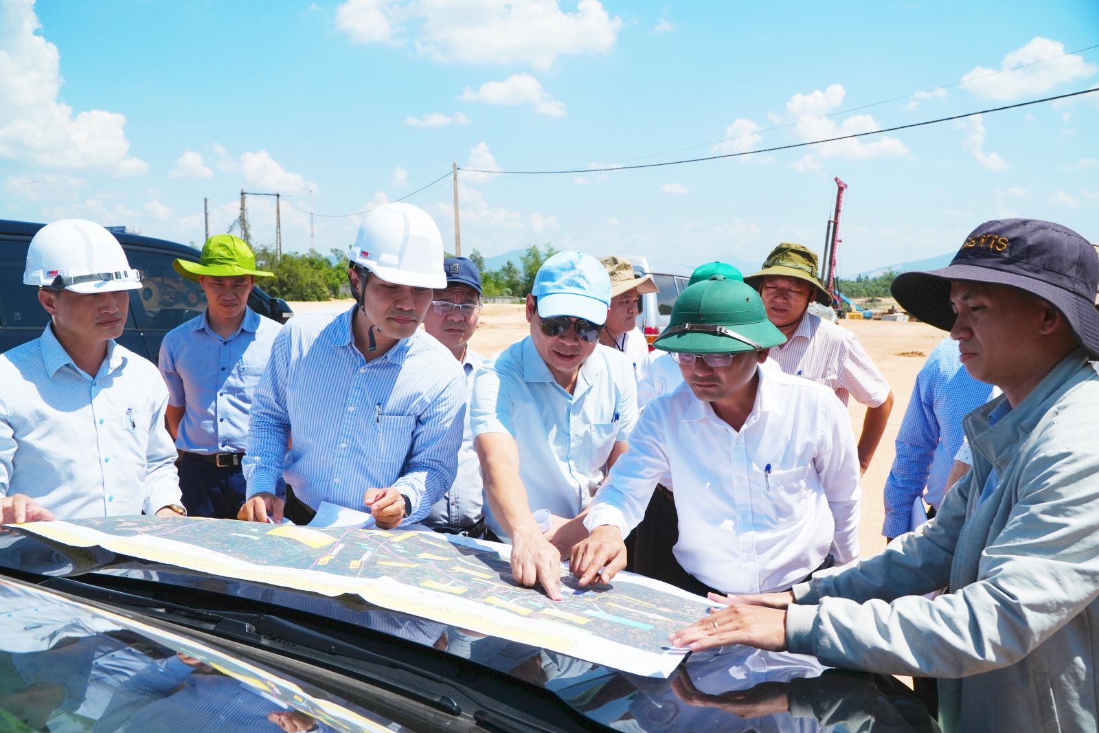 Đoạn tuyến dài 22km thuộc dự án cao tốc 43.700 tỷ băng qua 2 con đèo hiểm trở: Huy động hàng trăm người và thiết bị thực hiện, nhiều 'điểm nghẽn' cần tháo gỡ - Ảnh 1