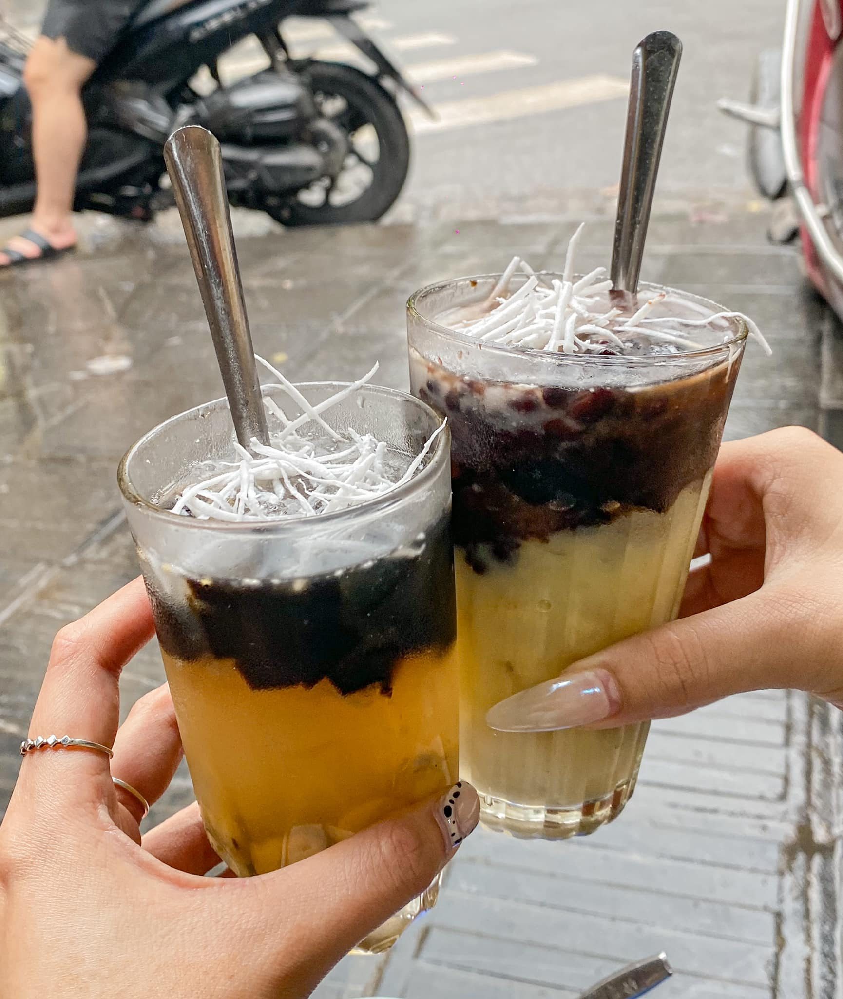 Gánh chè 15.000 "hài lòng" khách Tây giữa Hà Nội: Ăn liền 2 ly, phong luôn người bán làm siêu anh hùng - Ảnh 8