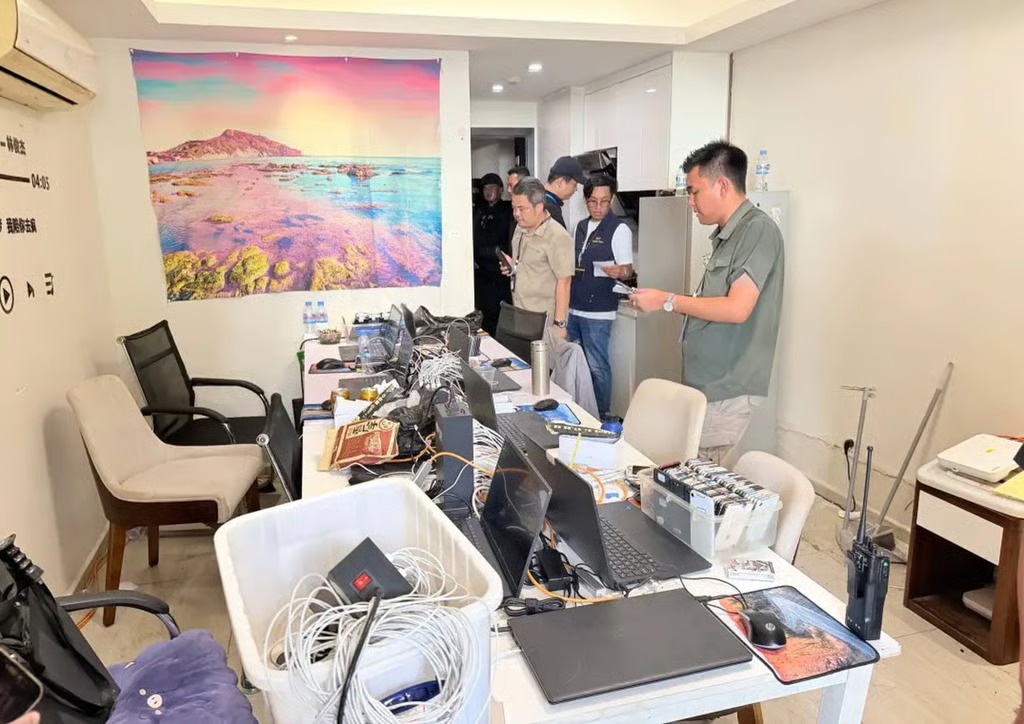 Đột kích hai tòa nhà liên quan tới tỷ phú, công an thu giữ hơn 900 thiết bị điện tử, tạm giam 'hàng trăm cán bộ online' - Ảnh 2