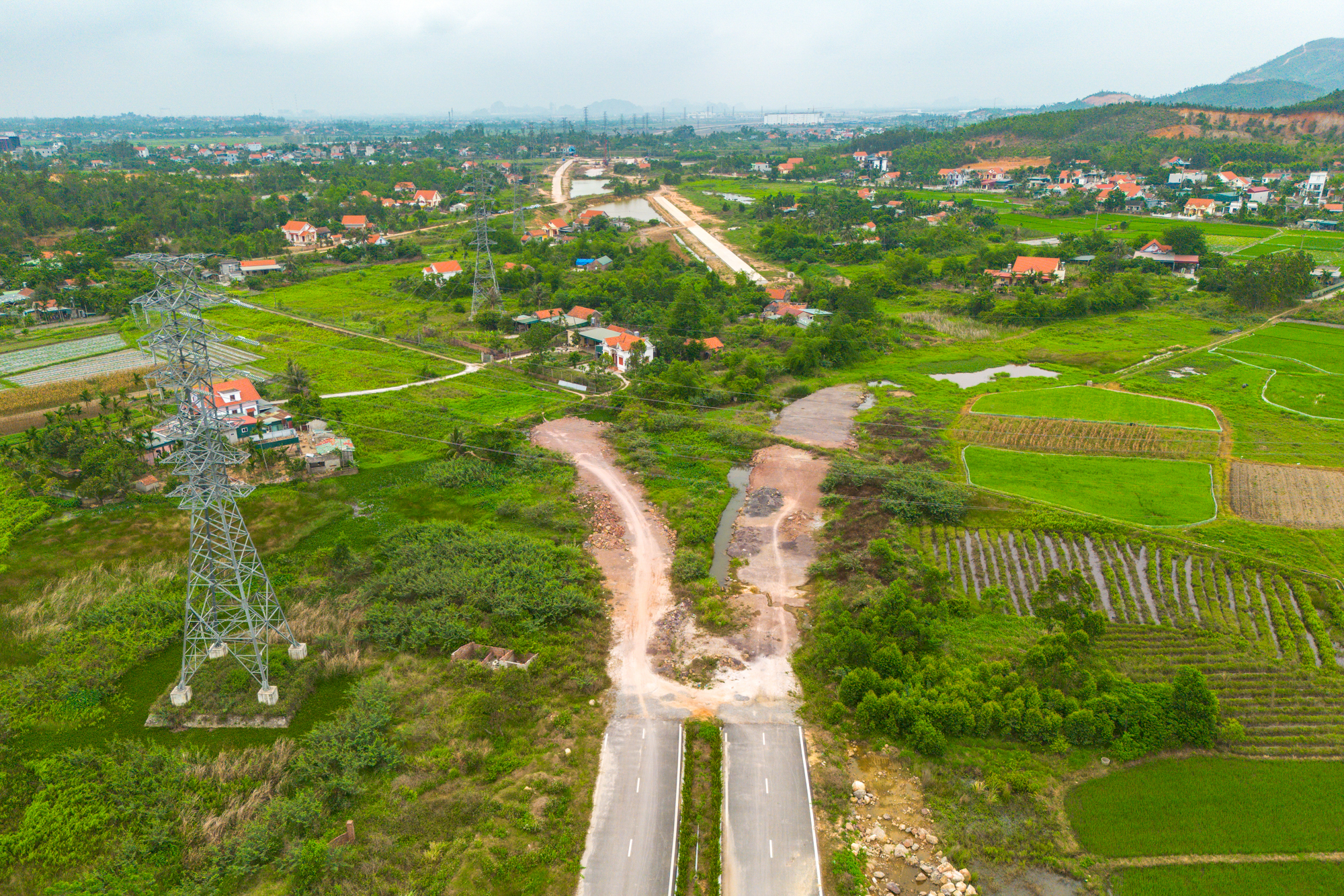 Cận cảnh nút giao rộng gấp 7 lần hồ Hoàn Kiếm, có đường nhánh dài gấp 6 lần nhịp chính cầu Nhật Tân kết nối trực tiếp tới siêu đô thị 18 tỷ USD tại Quảng Ninh - Ảnh 6
