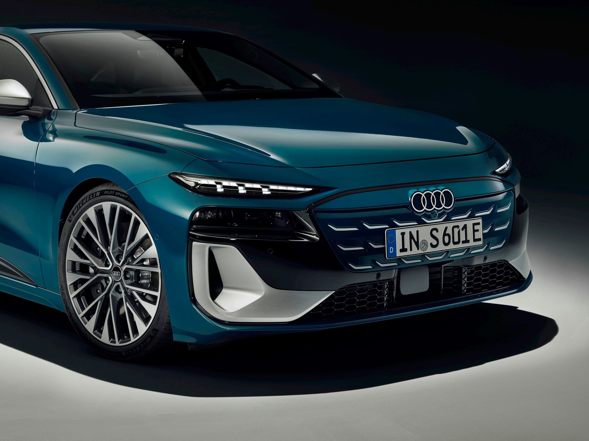 Audi lần đầu mang sedan điện dòng S về Việt Nam: Giá chỉ từ 4,2 tỷ đồng, một lần sạc đầy đi được từ Hà Nội vào đến Huế - Ảnh 3