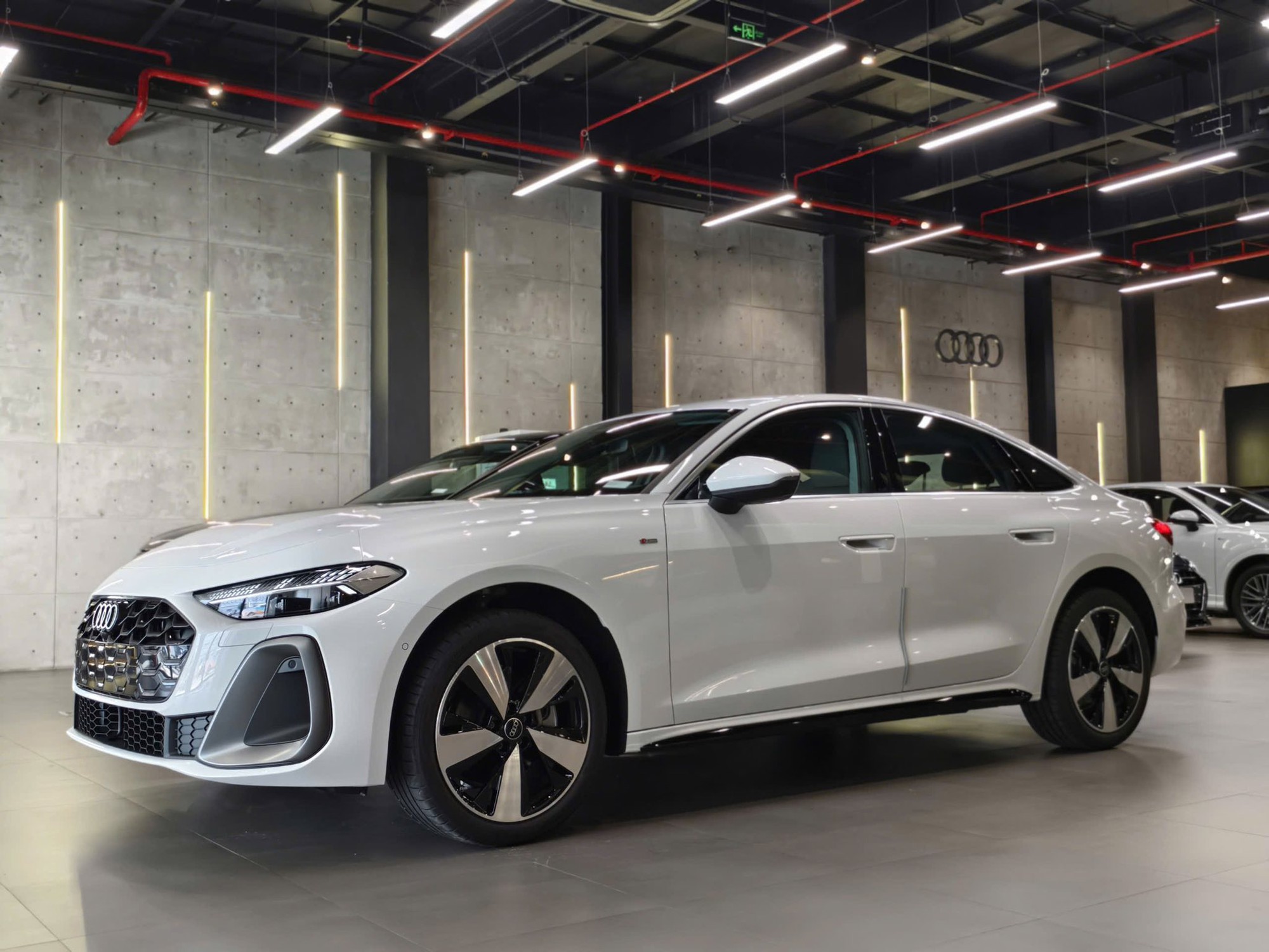 Loạt xe Audi giảm giá, nhiều nhất 300 triệu đồng tại Việt Nam: Q2 rẻ nhất còn hơn 1,46 tỷ, Q6 e-tron mới nhất cũng được giảm sâu - Ảnh 7
