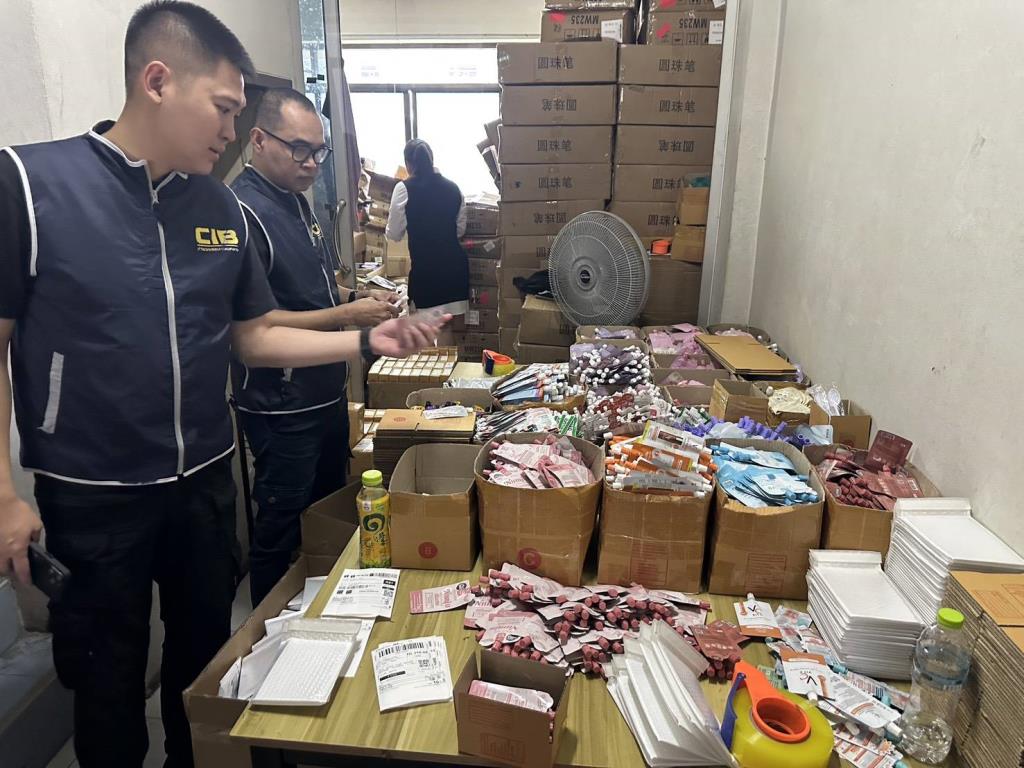 Đột kích 5 căn nhà, công an phát hiện đường dây sản xuất mỹ phẩm giả do người Trung Quốc điều hành, tịch thu hơn 700.000 sản phẩm - Ảnh 1