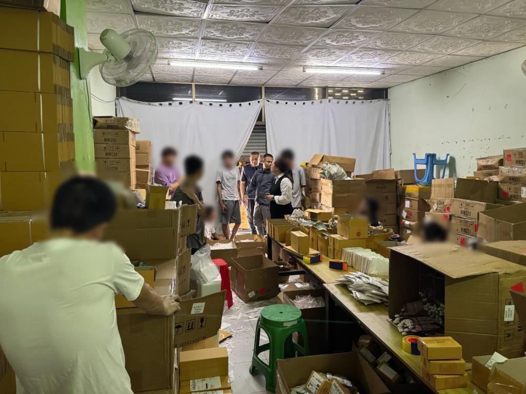 Đột kích 5 căn nhà, công an phát hiện đường dây sản xuất mỹ phẩm giả do người Trung Quốc điều hành, tịch thu hơn 700.000 sản phẩm - Ảnh 2