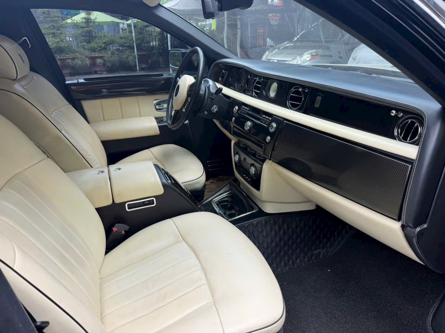 Từng là biểu tượng của giới siêu giàu, Rolls-Royce Phantom 2007 giờ rao bán giá ‘ngỡ ngàng’ - Ảnh 4