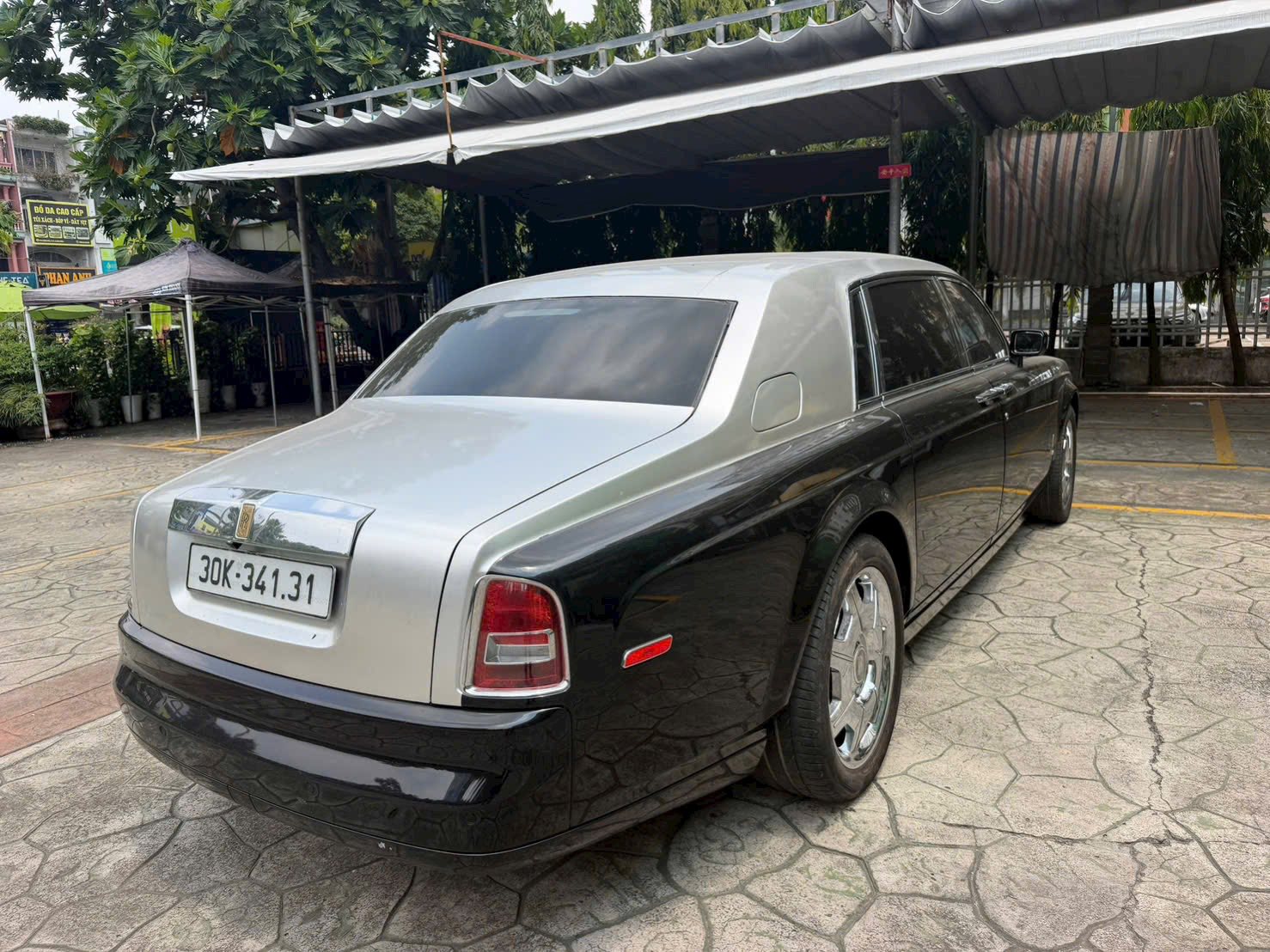 Từng là biểu tượng của giới siêu giàu, Rolls-Royce Phantom 2007 giờ rao bán giá ‘ngỡ ngàng’ - Ảnh 3
