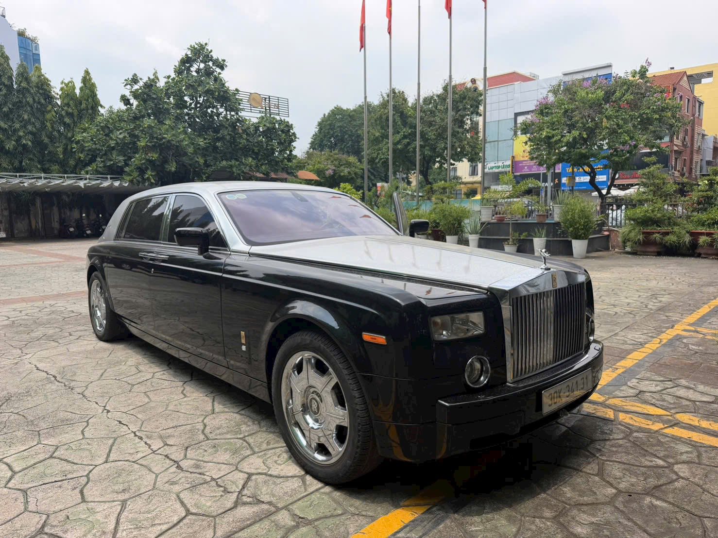 Từng là biểu tượng của giới siêu giàu, Rolls-Royce Phantom 2007 giờ rao bán giá ‘ngỡ ngàng’ - Ảnh 1