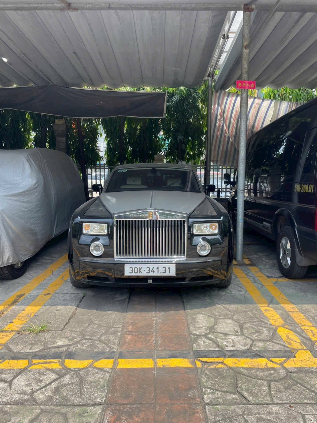 Từng là biểu tượng của giới siêu giàu, Rolls-Royce Phantom 2007 giờ rao bán giá ‘ngỡ ngàng’ - Ảnh 6
