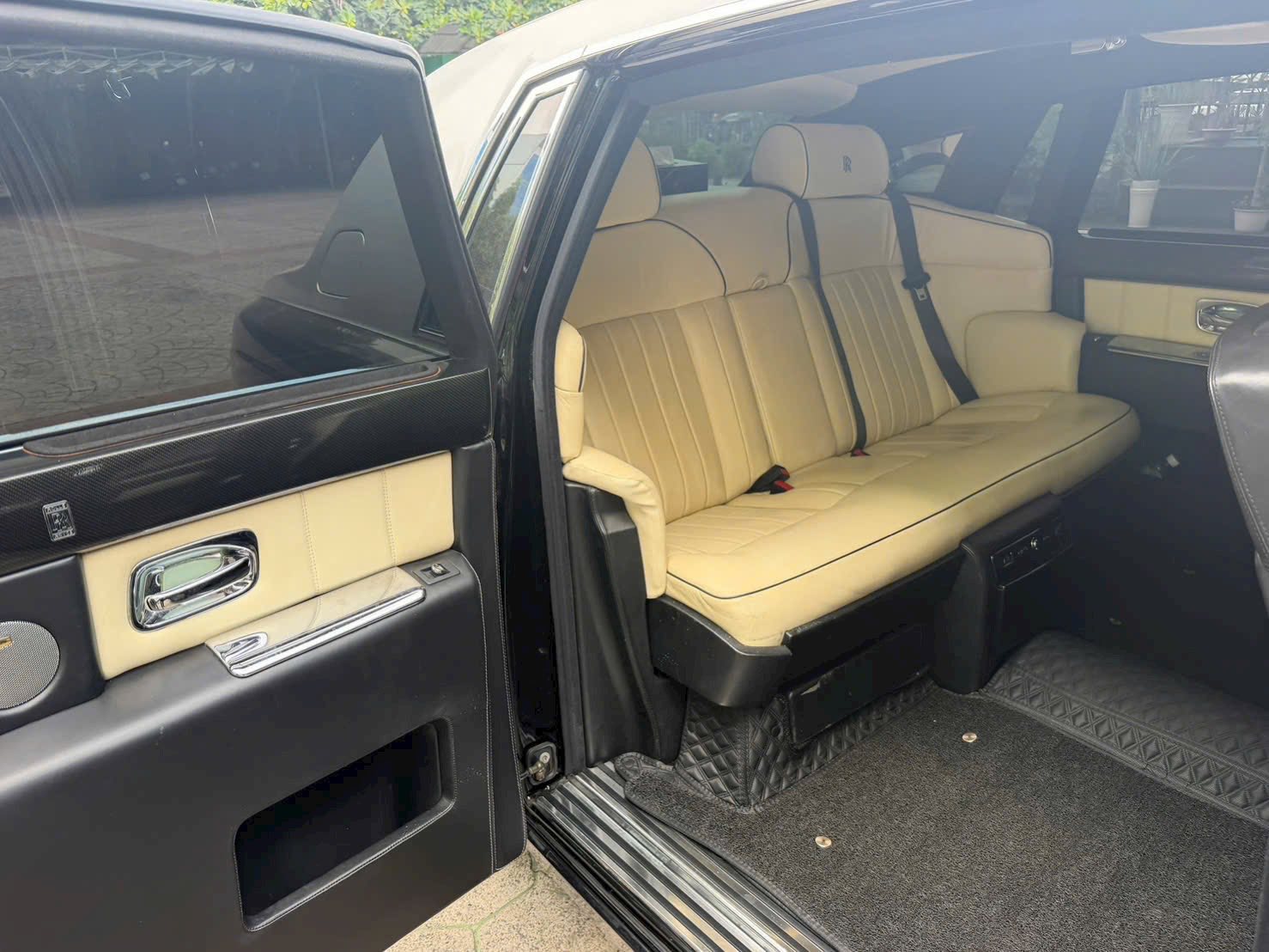 Từng là biểu tượng của giới siêu giàu, Rolls-Royce Phantom 2007 giờ rao bán giá ‘ngỡ ngàng’ - Ảnh 5