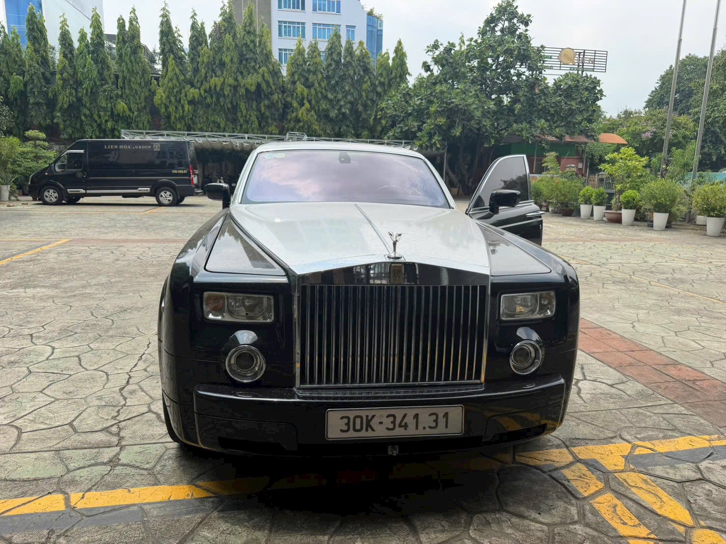 Từng là biểu tượng của giới siêu giàu, Rolls-Royce Phantom 2007 giờ rao bán giá ‘ngỡ ngàng’ - Ảnh 2