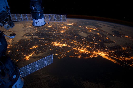 NASA âm thầm quan sát Trái đất vào ban đêm, kết quả chỉ ra "nghịch lý" không ngờ tới, đặc biệt ở châu Âu - Ảnh 1