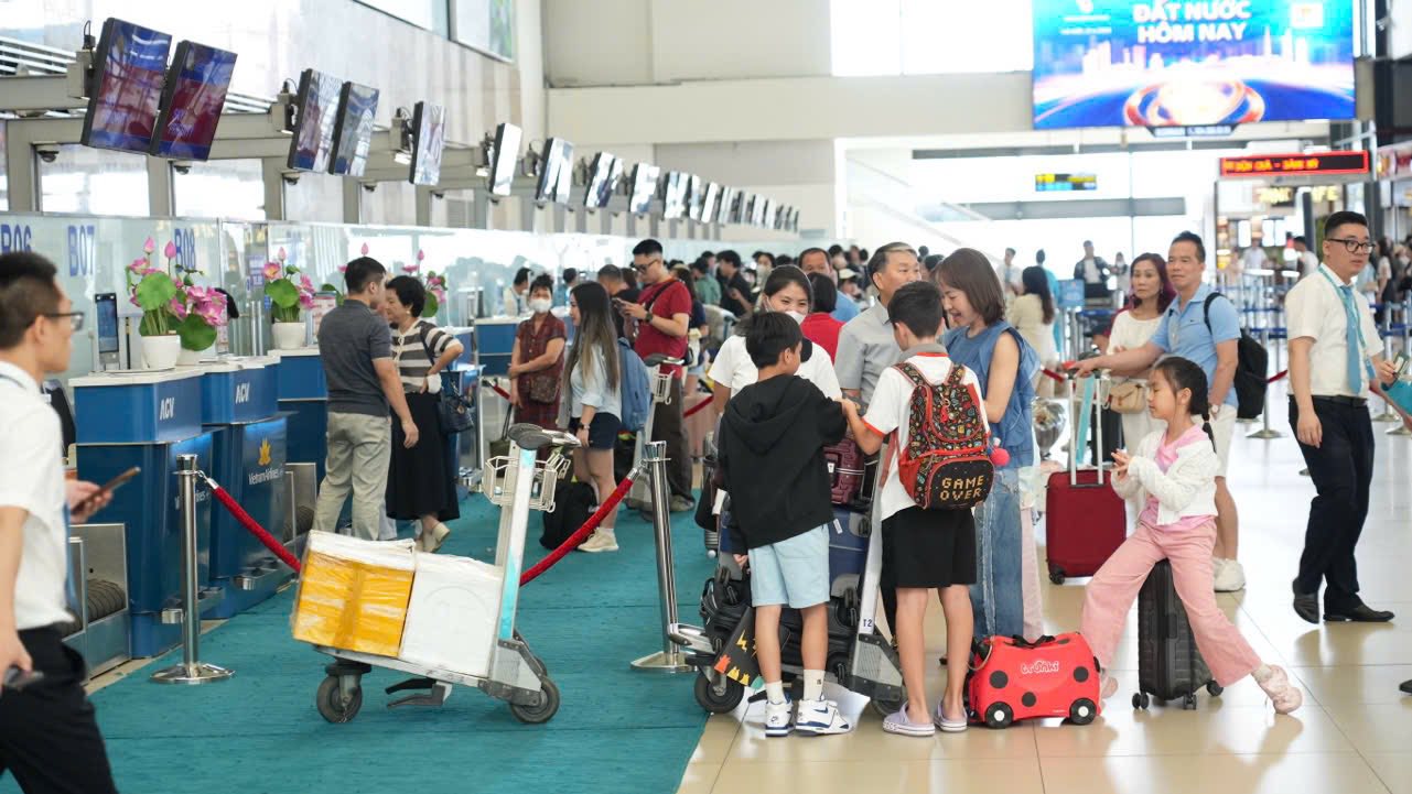 Nội Bài đón lượng khách kỷ lục ngày cuối kỳ nghỉ lễ 30-4, 1-5 - Ảnh 1