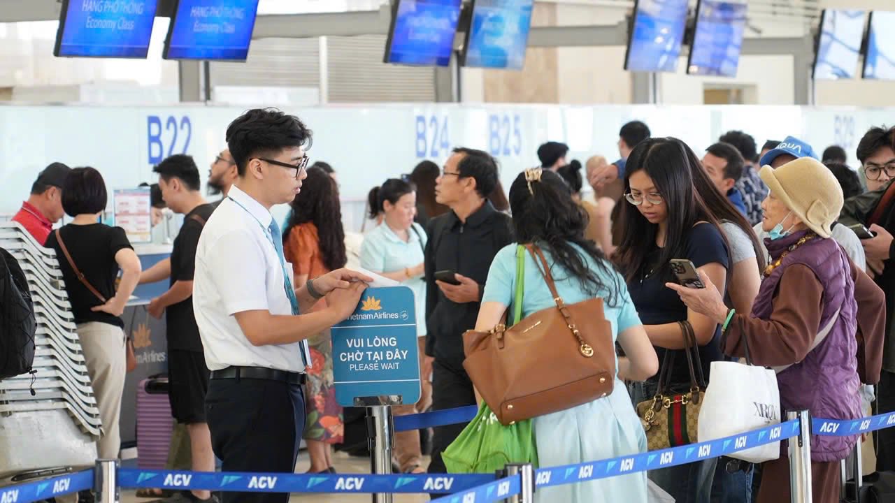 Nội Bài đón lượng khách kỷ lục ngày cuối kỳ nghỉ lễ 30-4, 1-5 - Ảnh 2