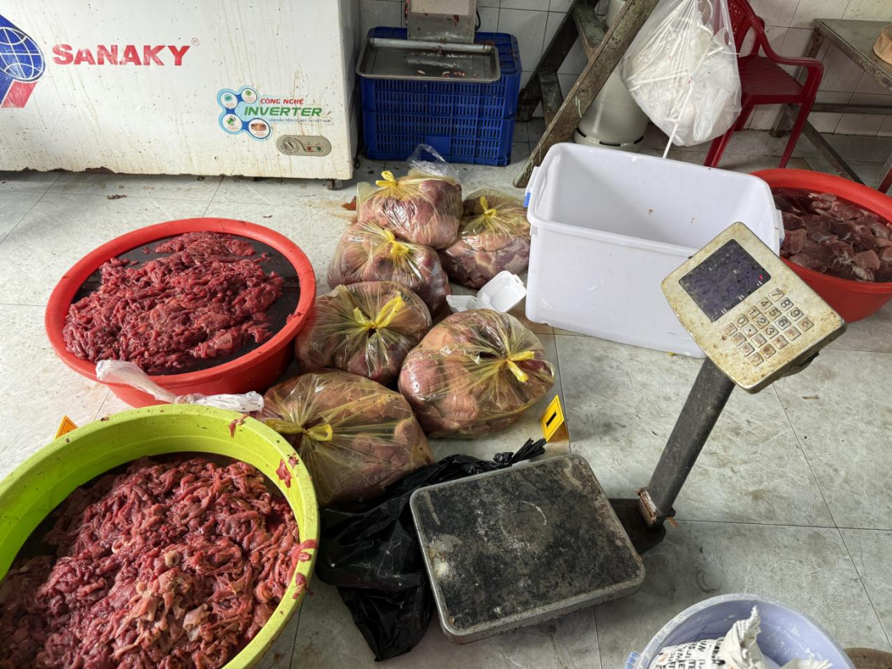 Rùng mình thủ đoạn của Nguyễn Văn Thái cùng đồng bọn khi tuồn 65 tấn thịt bò giả, chứa hóa chất ra thị trường - Ảnh 2