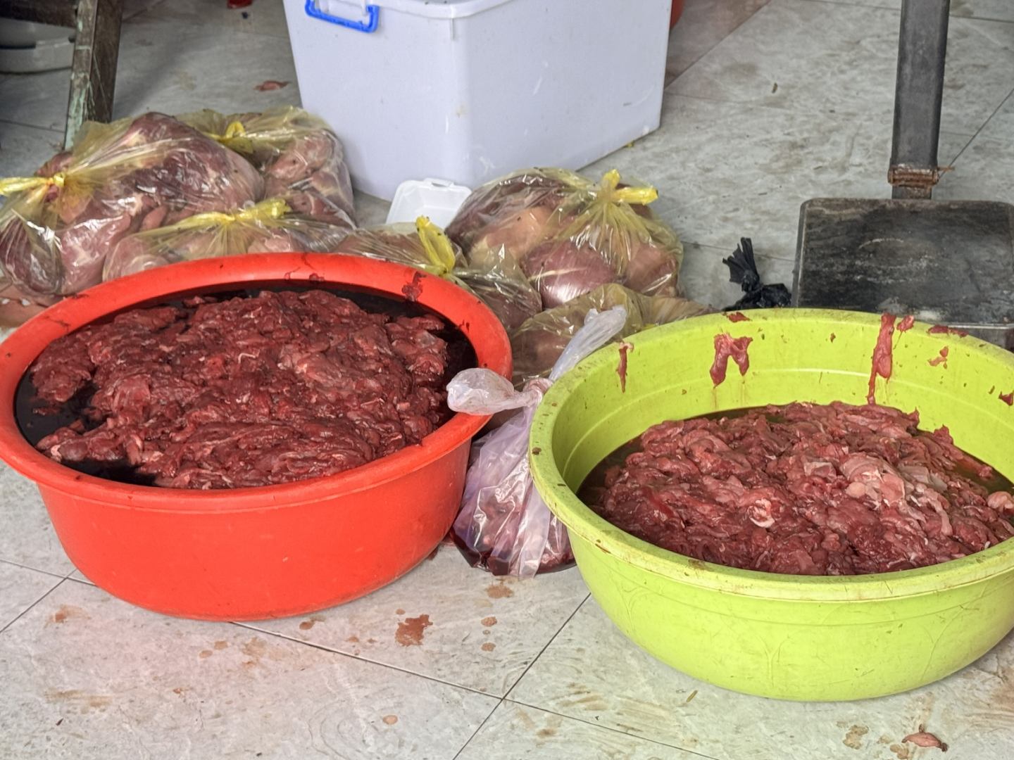 Rùng mình thủ đoạn của Nguyễn Văn Thái cùng đồng bọn khi tuồn 65 tấn thịt bò giả, chứa hóa chất ra thị trường - Ảnh 3