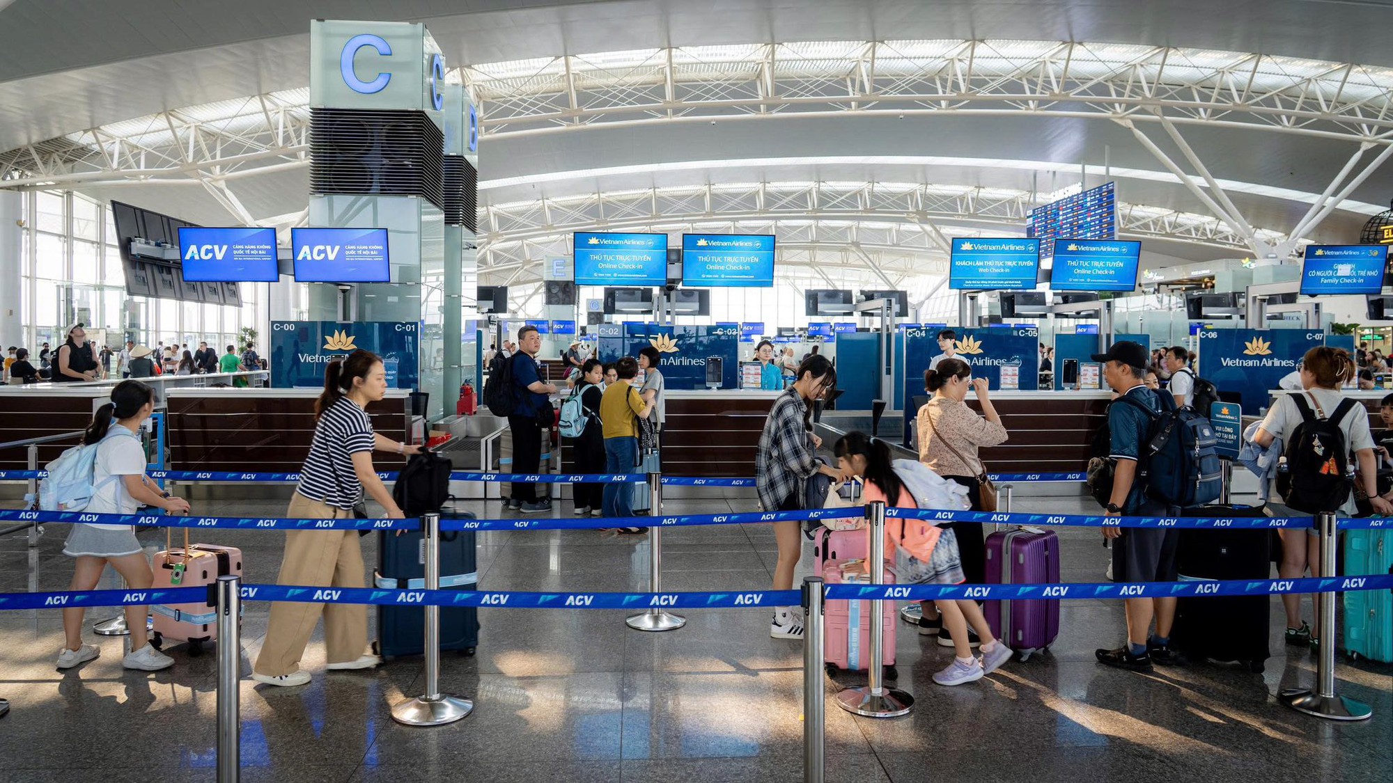 Nội Bài đón lượng khách kỷ lục ngày cuối kỳ nghỉ lễ 30-4, 1-5 - Ảnh 3