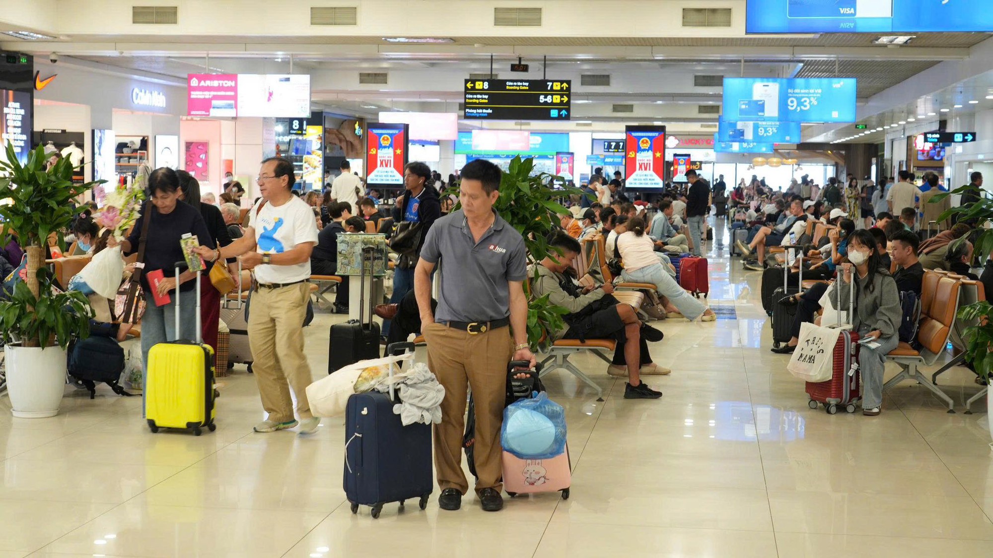 Nội Bài đón lượng khách kỷ lục ngày cuối kỳ nghỉ lễ 30-4, 1-5 - Ảnh 5
