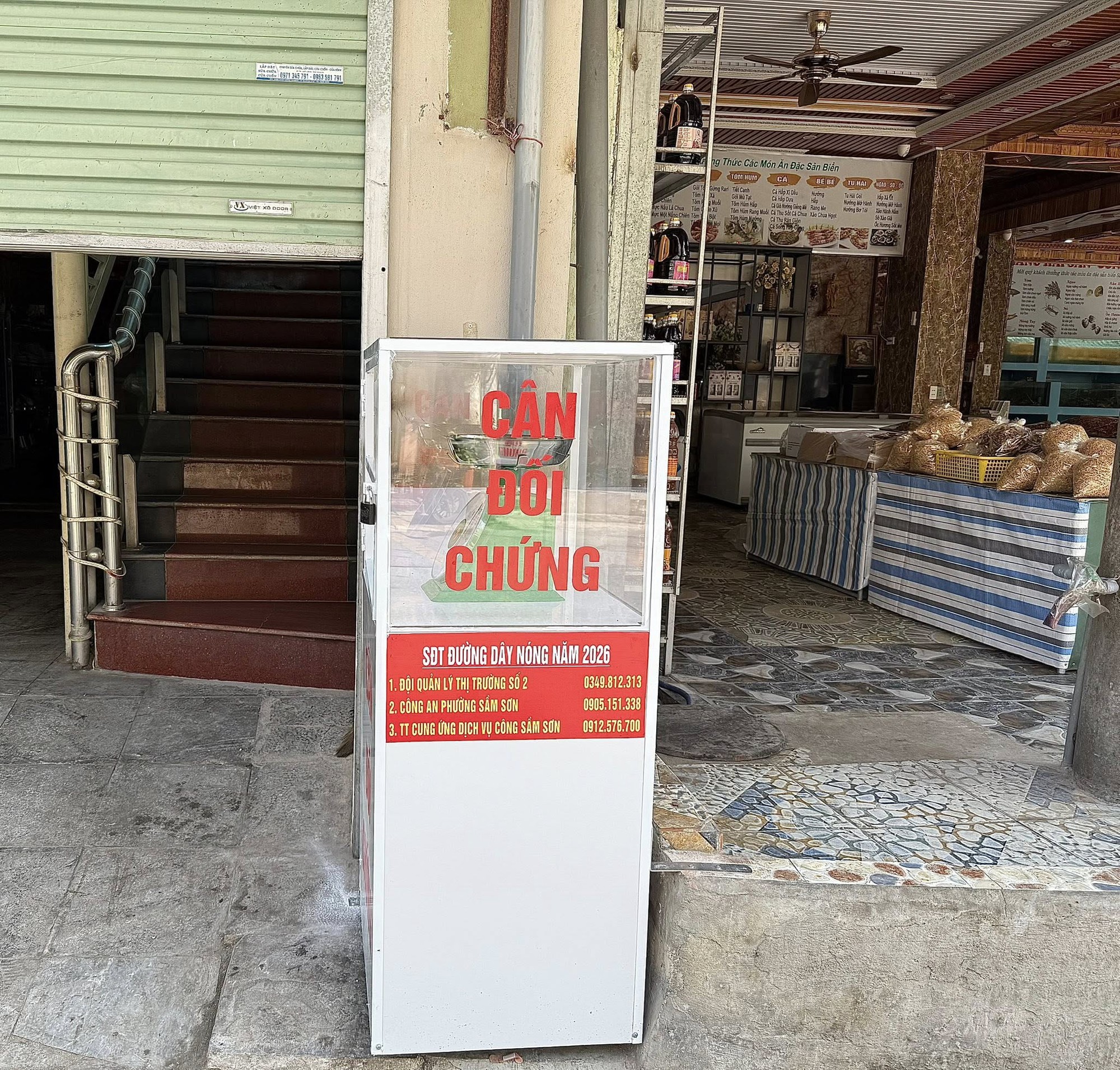 Sầm Sơn lắp cân đối chứng ở khu hải sản để chống "buôn gian bán lận" - Ảnh 1