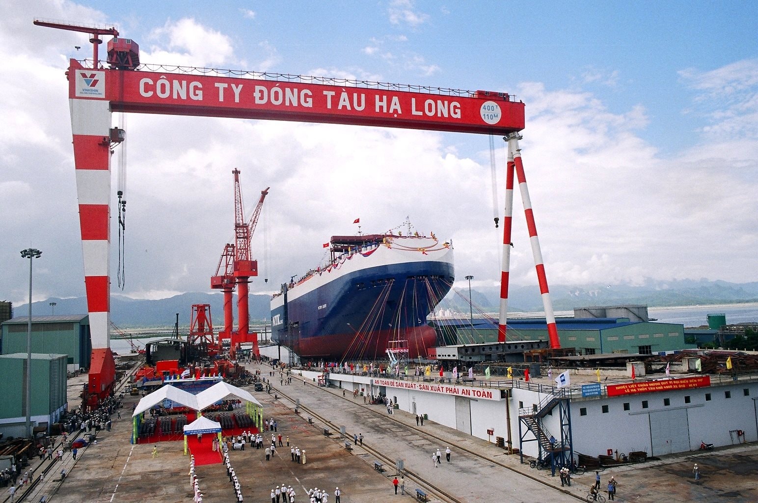 2.400 công nhân ở Quảng Ninh dồn lực đóng 19 con tàu hơn 5.500 tỷ đồng: Có sân bay trực thăng, du thuyền 120m - Ảnh 2
