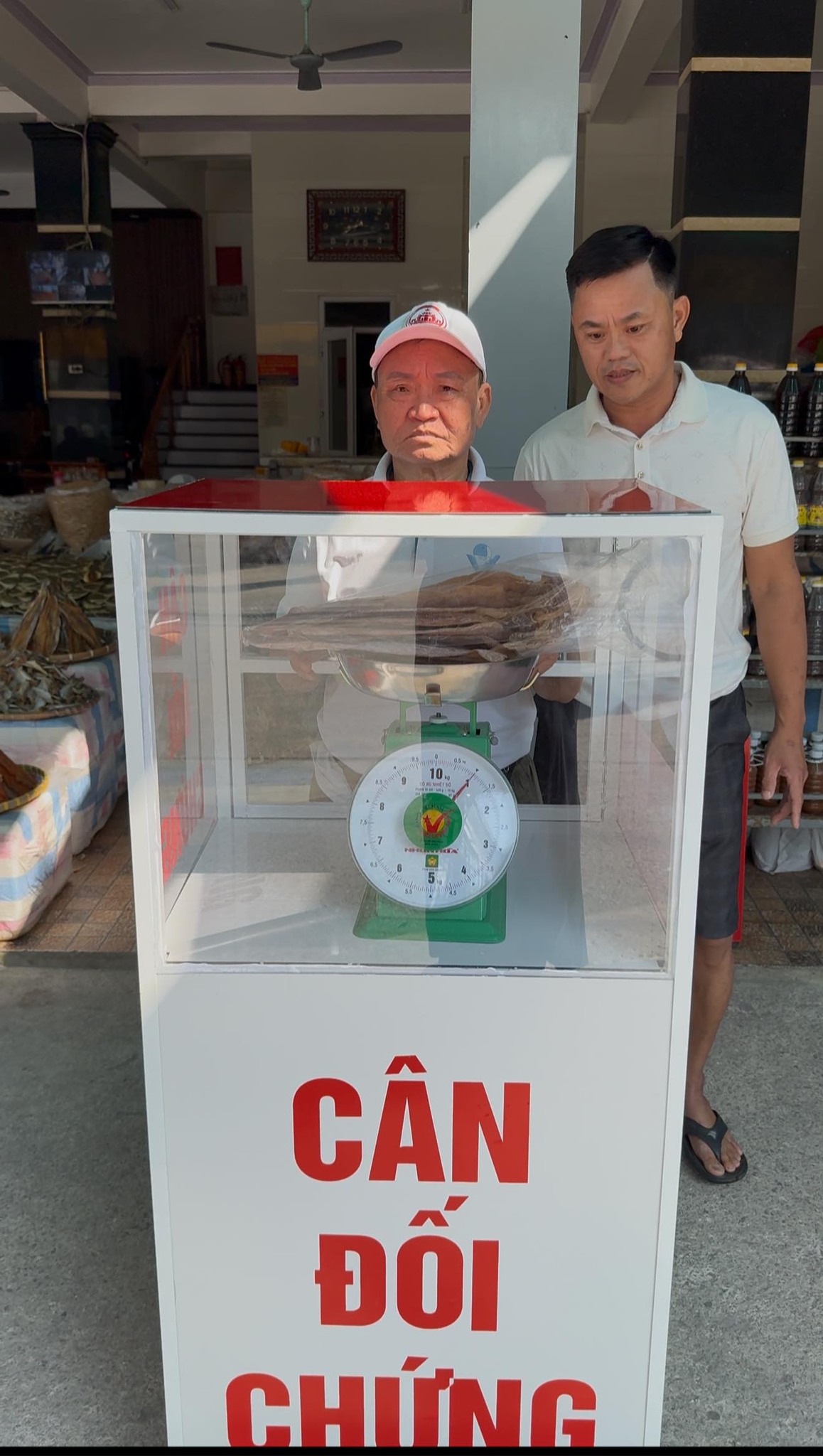 Sầm Sơn lắp cân đối chứng ở khu hải sản để chống "buôn gian bán lận" - Ảnh 2
