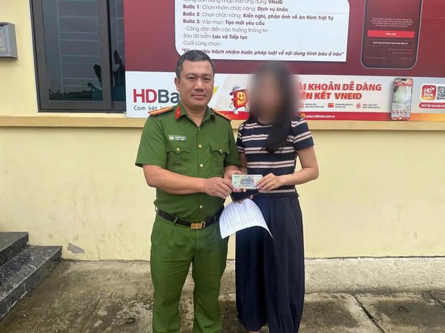 Cô gái trẻ lập tức rút toàn bộ số tiền được chuyển khoản, mang đến trụ sở công an - Ảnh 1